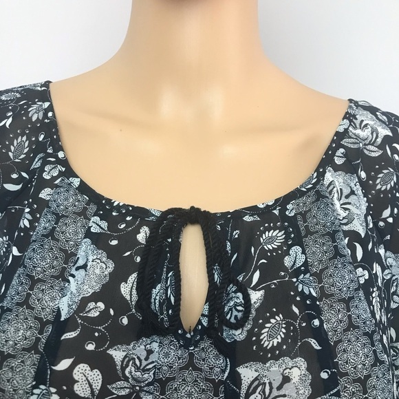 American Eagle Keyhole Tie Blouse – Black & White Floral Stripe – Size Small Pet - Picture 2 of 9